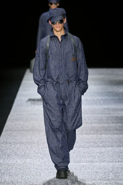 Look 16